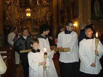 vynášení mis. kříže z kostela v Rychnově